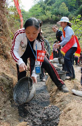 3月26日,广西河池市巾帼抗旱救灾服务队在东兰县东兰镇那亨村修水利。新华社发(刘廷智 摄)