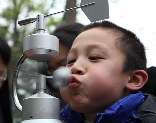 3月23日,一名小朋友在中国北极阁气象博物馆用便携自动气象站测试“风速”。新华社发(李文宝 摄)