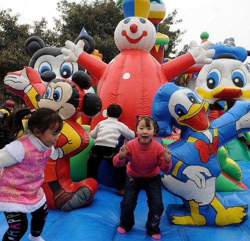 1月26日,四川绵竹市。孩子们在充气城堡内玩耍。 新年里,四川地震灾区的孩子们在临时家园里享受着家庭和社会各界带来的温暖,欢度佳节。 新华社记者 陈燮 摄