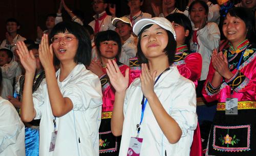 7月23日,来自中国地震灾区的学生们在俄罗斯符拉迪沃斯托克“海洋”全俄儿童中心做游戏。当日,第二批约550名来自中国地震灾区的中小学生抵达符拉迪沃斯托克“海洋”全俄儿童中心,开始为期三周的疗养。新华社记者娄琛摄