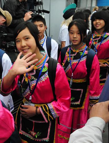 7月23日,来自中国地震灾区的中小学生抵达俄罗斯符拉迪沃斯托克“海洋”全俄儿童中心。新华社记者娄琛摄