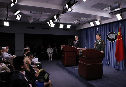 常万全与美国国防部长哈格尔举行会谈 8月19日,中国国务委员兼国防部长常万全(右一)与美国国防部长哈格尔(右二)在华盛顿举行的联合记者会上回答记者提问。 当日,常万全与哈格尔在五角大楼举行会谈。 新华社记者方喆摄