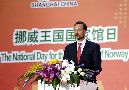 5月28日,挪威王储哈康在国家馆日活动上致辞。当日,上海世博会挪威馆举行国家馆日活动。 新华社记者 刘颖 摄