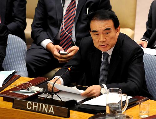 8月30日,在纽约联合国总部,中国常驻联合国代表李保东在安理会会议上发言。联合国安理会当天就叙利亚人道主义局势举行公开会议。中国常驻联合国代表李保东在发言时说,叙利亚人道主义救援努力应恪守中立和公正原则,避免人道主义政治化,坚持人道救援非军事化,而且只有赢得叙利亚人民的信任,才能确保救援行动顺利实施。新华社记者 申宏 摄