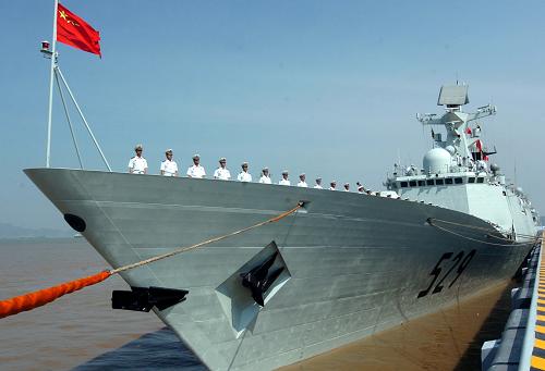 7月16日,“舟山”号导弹护卫舰官兵在甲板上列队,准备出发。当日,中国海军第三批护航编队从浙江舟山起航,赴亚丁湾、索马里海域执行接替第二批护航编队护航任务,此举标志着中国海军护航行动进入常态化运行。第三批护航编队由海军东海舰队“舟山”号和“徐州”号两艘导弹护卫舰及“千岛湖”号综合补给舰,以及2架舰载直升机和数十名特战队员组成,整个编队800余人。新华社记者 郭刚 摄