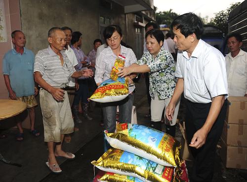 10月8日,琼海受灾群众在领取救援物资。 随着影响海南的强降雨逐步减弱,作为此次强降雨灾害最为严重市县之一的琼海市生产生活秩序正在逐步恢复。根据最新天气预报,未来两天,海南仍将迎来降雨天气。新华社发(蒙钟德 摄)