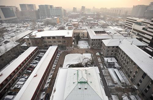12月21日,北京市宣武门西大街部分建筑物被冰雪覆盖。当日是冬至节气,也是数九寒天开始的日子。北京市自12月20日18时左右开始飘雪。气象专家表示,这场小雪是为北京即将到来的大降温打头阵。新华社记者 陆波岸 摄