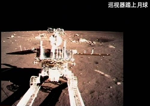 这是“嫦娥三号”着陆器巡视器正在进行分离的画面。新华社发