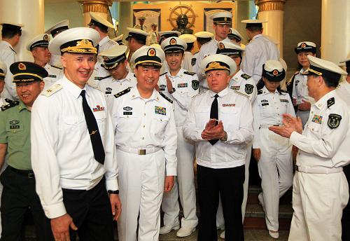中俄海上联演实兵演习拉开帷幕 7月8日,中俄双方总导演对“海上联合-2013”中俄海上联合军演开幕表示祝贺。 当地时间8日9时30分,“海上联合—2013”中俄海上联合军事演习实兵演习阶段在俄罗斯符拉迪沃斯托克正式拉开帷幕。 新华社记者查春明摄