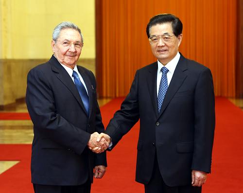 7月5日,中国国家主席胡锦涛在北京人民大会堂举行仪式,欢迎来华进行国事访问的古巴共和国国务委员会主席兼部长会议主席劳尔·卡斯特罗·鲁斯。 新华社记者姚大伟摄