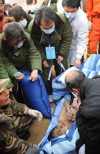 3月12日7时22分,1990年出生的曹乐乐在山体滑坡被埋54小时后被救出,创造了生命奇迹。当日早晨,44名人员全部救出,最后救出的曹乐乐、曹艳艳(93年生)兄妹存活,妹妹仍有生命危险。搜救工作结束。10日凌晨1时30分许,陕西省子洲县双湖峪镇双湖峪村石沟发生山体滑坡灾害,滑塌土方约9万方,共25间房屋44人被埋压。新华社记者 陶明 摄