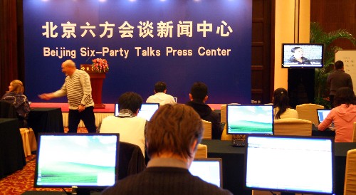 12月10日,记者在北京六方会谈新闻中心等候消息。当日,朝核问题六方会谈在北京继续举行。新华社记者 高学余 摄