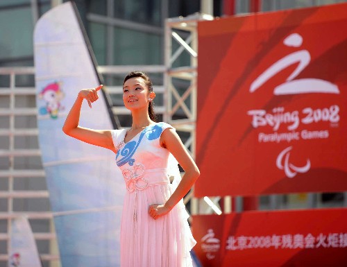 9月2日,北京残奥会圣火采集使者姜馨田在起跑仪式上表演手语诗。新华社记者 徐亮 摄