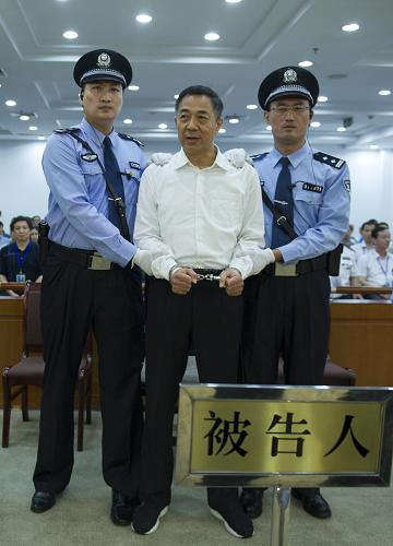 这是宣判后,法警给薄熙来戴上戒具(9月22日摄)。9月22日,山东省济南市中级人民法院对中共中央政治局原委员、重庆市委原书记薄熙来受贿、贪污、滥用职权案作出一审判决,认定薄熙来犯受贿罪,判处无期徒刑,剥夺政治权利终身,并处没收个人全部财产;犯贪污罪,判处有期徒刑十五年,并处没收个人财产人民币一百万元;犯滥用职权罪,判处有期徒刑七年;数罪并罚,决定执行无期徒刑,剥夺政治权利终身,并处没收个人全部财产。新华社记者 谢环驰 摄