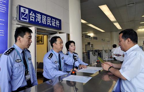 5月25日,台胞张义顺(右)在现场咨询口岸签注程序。当日,济南口岸台胞签注点在济南国际机场启动,济南成为公安部批准的23个台湾居民口岸签注点之一。自5月25日起,济南市公安局出入境管理局、济南边防检查站等口岸部门将现场为直接抵达济南口岸而事先未办妥入境手续的台湾同胞办理签注手续,为两岸往来人员提供便利。新华社记者 朱峥 摄