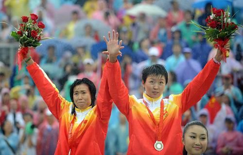 8月21日,中国选手王洁(右)/田佳在领奖台上。当日,在北京奥运会沙滩排球女子冠亚军决赛中,中国选手王洁/田佳以0比2负于美国选手克丽·沃尔什/米丝蒂·梅-特雷纳,获得亚军。新华社记者沙达提摄