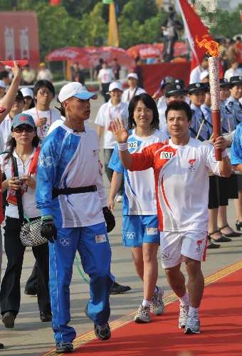 5月13日,火炬手张湘祥在进行传递。当日,北京奥运圣火传递活动在福建省龙岩市举行。 新华社记者 张国俊 摄