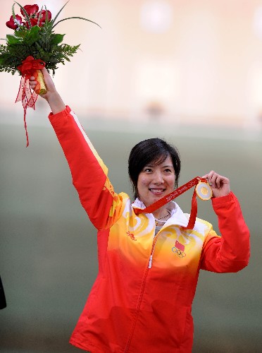 8月14日,中国选手杜丽在领奖台上。 当日,在北京奥运会射击女子50米步枪三姿决赛中,中国选手杜丽获得金牌,捷克选手埃蒙斯获得银牌,古巴选手克鲁兹获铜牌。 新华社记者李尕摄