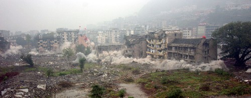 11月15日下午15时整,三峡重庆库区开县旧城中心13栋楼4.3万平方米建筑在3.5秒钟内,通过定向爆破夷为平地。三峡库区最后一次大面积清库爆破圆满成功。 新华社记者 杨磊 摄