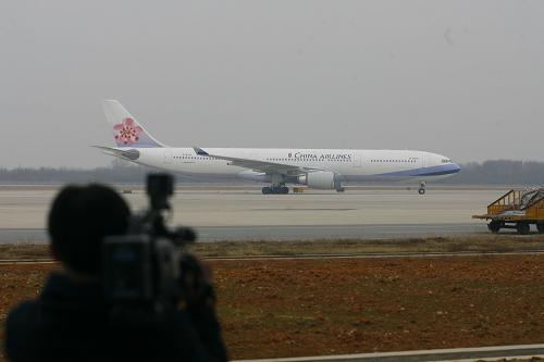 1月26日,台湾中华航空武汉——台北首航班机抵达武汉天河机场。当日,台湾中华航空股份有限公司武汉——台北(桃园)定期航班首航庆祝仪式在武汉天河机场举行。中华航空武汉——台北航班采用空中客车A330—300机型,每周三、六往返共开行四个班次。新华社 发