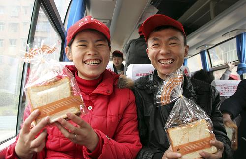 2月16日,四川省华蓥市的青年农民工乘车赴广东工作。当日,华蓥市236名接受了职业技能“订单培训”的青年农民工,乘坐专车赴广东工作。该市针对“用工荒”和“就业难”的矛盾,联合广东、福建、重庆等地企业,釆取用工企业提供培训师资、地方政府组织工人的“订单培训”方式,对返乡青年农民工实施职业技能培训后输送至相关企业。2010年冬至今,该市已培训青年农民工6300余人次,就业率达98%以上。新华社发(邱海鹰 摄)