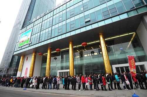 2月16日,求职者在苏州高新区人力资源市场外排队进场参加招聘会。当日,以“真情相助 和谐就业”为主题的江苏省2011年“春风行动”在苏州启动,该市举行大型招聘会。此次招聘会共有200多家用人单位提供近3万个就业岗位。新华社发(杭兴微 摄)