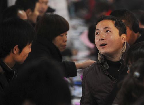 2月16日,求职者在安徽省亳州市举行的招聘会上寻找适合自己的工作岗位。新华社发(张延林 摄)