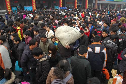 2月18日,大量旅客涌入郑州火车站。元宵节过后,大批旅客返程,郑州火车站开放全部进站口并新增临时进站口,疏导客流高峰,方便旅客出行。新华社发(杨正华 摄)