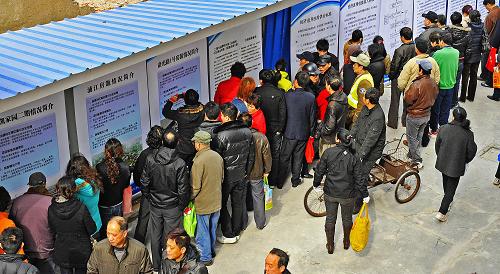 申请经济适用房的居民在布告栏前查看房源信息等(2月26日摄)。2月26日,上海卢湾区经济适用房申请受理工作正式启动。本次供应的经适房房源主要位于浦东三林、闵行浦江、松江泗泾、青浦徐泾等处,房价由5000多元—8000多元不等,房型包括一居室、二居室和三居室。新华社发(郭长耀 摄)
