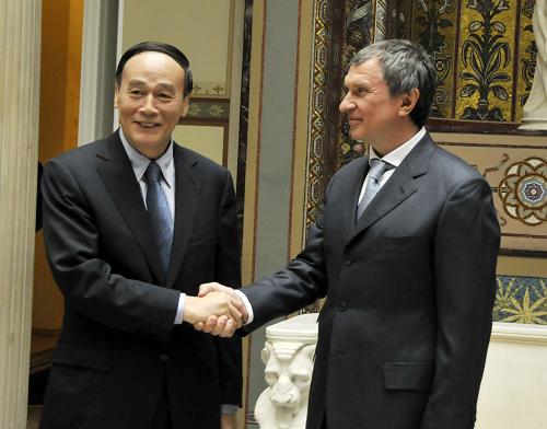 5月31日,中俄能源谈判中方代表、国务院副总理王岐山(左)在莫斯科与中俄能源谈判俄方代表、俄罗斯副总理谢钦共同主持中俄能源谈判代表第七次会晤。新华社记者 刘恺 摄