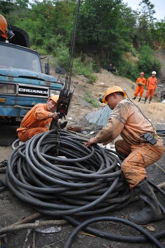 6月1日,救援人员在事故矿井现场架设抽水管道。新华社记者 欧东衢 摄