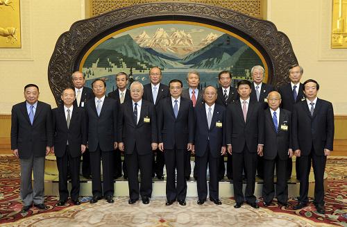 6月2日,国务院副总理李克强在北京人民大会堂会见来华参加“2011年中日绿色博览会”、以会长米仓弘昌和名誉会长御手洗富士夫为团长的日本经济团体联合会代表团。新华社记者 张铎 摄