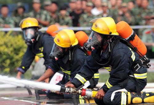 8月25日,来自吉林的消防官兵在初战快速出水控火操比赛中。新华社记者 袁满 摄