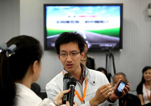 9月20日,一位采价员(右)现场介绍数据采集流程。新华社发(李方宇 摄)