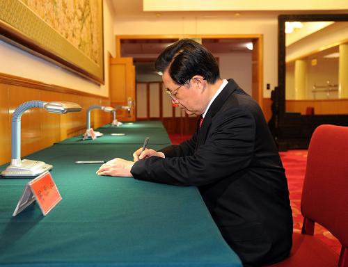 11月8日,中共中央总书记、国家主席、中央军委主席胡锦涛在北京市西城区中南海选区怀仁堂投票站投票选举新一届区人大代表。这是胡锦涛在写票处填写选票。新华社记者 李涛 摄