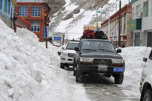2月14日,几辆滞留在聂拉木县城的旅游车开始向樟木镇行驶。当日13时许,由西藏聂拉木县城至樟木镇恢复车辆通行。至此,因暴风雪中断了7天的中尼国际直通公路全线通车。由于新抢通路段通行能力有限,目前交通部门采取临时交通管制,实行单向放行的管制措施。 新华社记者 文涛 摄