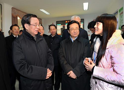 2月11日至15日,中共中央政治局常委、中央纪委书记贺国强先后到浙江衢州、湖州、杭州等地进行调研。这是2月13日,在湖州市安吉县递铺镇横山坞村村委会,贺国强与大学生村官朱晶晶亲切交谈。新华社记者 李涛 摄