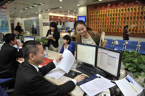2月24日,在海南省人民政府政务服务中心,群众在办理有关药品的审批。新华社记者 杨光 摄