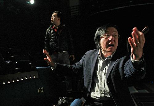 3月14日,在北京中国国家话剧院,王晓鹰(右一)在彩排时指导演员。新华社记者 任正来 摄