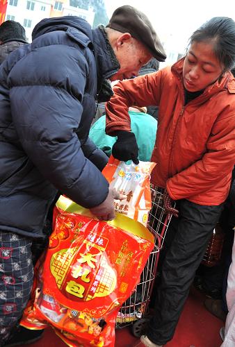 1月21日,广西柳州秀山社区的困难残疾人在春节慰问活动上喜领慰问品。新春佳节临近,各地纷纷开展送温暖活动,为困难群众、残疾人士等特殊群体送上过年的食品和慰问金,让这些特殊群体感受到社会大家庭的温暖。新华社发(赖柳生 摄)