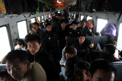 L160次列车人多拥挤,没有座位的乘客只能站在车厢里(1月21日摄)。新华社记者 郭晨 摄