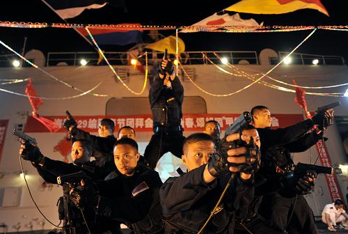 当地时间2月1日,中国海军特战队员在“千岛湖”舰飞行甲板上表演枪舞《尖兵》。新华社记者 范军威摄