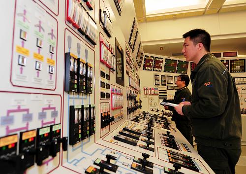 这是福建宁德核电工程人员在百万千瓦级核电站全范围模拟机上模拟操作使用(3月9日摄)。新华社记者 魏培全 摄