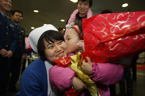 3月9日,北京首都国际机场国内出发大厅,来自新疆的5岁女孩狄子薇(右)与精心照顾她的护士阿姨吻别。当日,第二批接受完先天性心脏病治疗的6名小朋友在父母和空军总医院医护人员的陪同下来到北京首都国际机场,免费乘坐中国南方航空公司提供的航班返回新疆。他们是中华慈善总会发起的“千名少数民族贫困家庭先心病儿童救助行动”的受益者。共有来自新疆的51名先心病患儿在空军总医院“心蕾病房”陆续得到救治。新华社发(金立旺 摄)