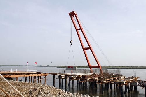 3月9日,中国工程技术人员在柬埔寨金边港新集装箱码头项目开工仪式上吊装施工。新华社发(索万纳拉 摄)
