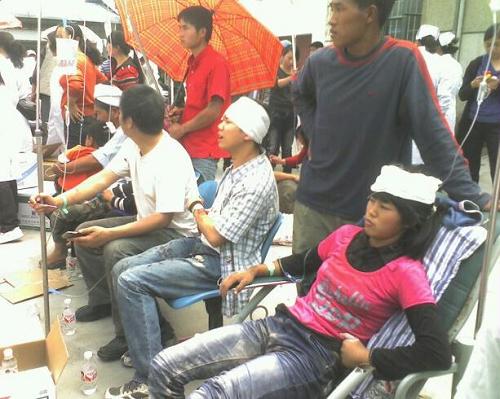 据中国地震台网中心网站消息,云南省德宏傣族景颇族自治州盈江县,北京时间10日12时58分,发生里氏5.8级地震。这是伤员在接受治疗。新华社发