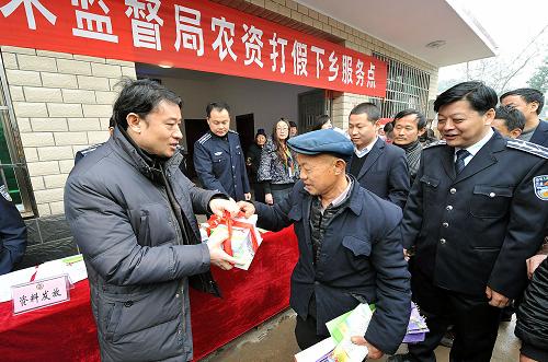 3月11日 ,国家质量监督检验检疫总局的工作人员在长沙市望城县星城镇回龙村为农民发放《农资辨真假正确使用手册》。当日,国家质量监督检验检疫总局、湖南省质量技术监督局的领导带队来到长沙市望城县星城镇回龙村开展以“农资打假进乡村,服务农民到田头”为主题的“农资打假下乡”活动。活动现场开展专家咨询、投诉处理、免费检测、法制宣传、农业技术培训等活动,并向当地农民群众赠送优质化肥。与此同时,35台满载假冒伪劣产品的卡车开赴长沙开福区固体垃圾处理厂进行无害化销毁。新华社记者 何俊昌 摄
