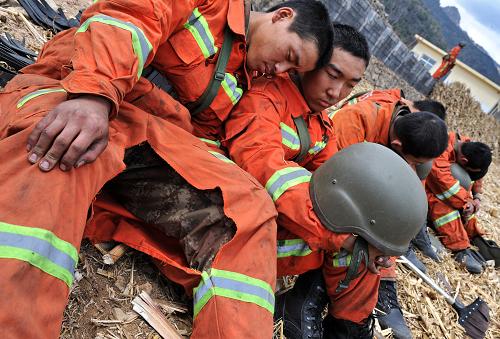 4月17日,参加灭火工作战士就地休息。新华社记者 杨世尧 摄