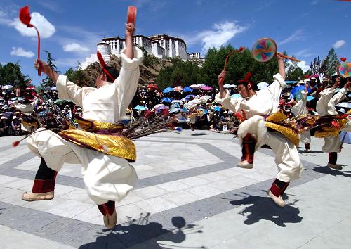 2007年6月9日,牧民在跳热巴舞。目前,西藏共有藏戏、藏族唐卡、藏族造纸技艺等7大类、15项、24个点入选第一批国家级非物质文化遗产名录。 西藏和平解放特别是民主改革后,国家十分重视保护西藏优秀传统文化的工作,专门制订了一系列政策法规和制度,采取了积极有效的措施,保护西藏的优秀文化遗产。 新中国成立以后,国家先后成立了设有藏语语文教学、藏学研究职能的中国科学院民族研究所、中央民族学院以及西南、西北、青海和西藏等民族学院,为国家培养了大批藏学人才。1982年,西藏社会科学院成立;1986年,中国藏学研究中心在北京成立,使藏学研究进入了一个快速、稳定的发展轨道。 国家高度重视藏语文的学习、使用和发展,切实保障藏民族使用和发展本民族语言文字的自由。1997年,藏文编码形成了国家标准和国际标准,藏文成为中国第一个具有国际标准的少数民族文字。古老的藏医藏药在继承中发展,藏医药已列为西藏自治区着力扶持发展的支柱产业。对西藏民族民间文化遗产进行大规模、有系统的普查、收集、整理、研究和编辑出版工作正在加紧进行。近年来,西藏自治区每年出版的藏文图书都在1