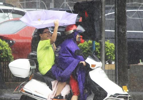 热带风暴“莎莉嘉”在广东汕头登陆 6月11日上午,广东汕头街头,市民在风雨交加中艰难骑车出行。 今年第3号热带风暴“莎莉嘉”于6月11日早晨5时45分在广东汕头市濠江区沿海地区登陆,登陆时中心附近最大风力8级。 广东省气象台预计,“莎莉嘉”登陆后继续向偏北方向移动,强度将迅速减弱。受“莎莉嘉”影响,11日粤东沿海和陆地有5至7级大风,汕头、梅州、揭阳、潮州等地市仍有大到暴雨。 新华社发(姚军 摄)
